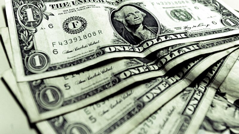 Dólar abre em queda com Focus e assuntos internacionais no radar