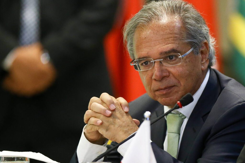Guedes afirmou que com o dólar próximo a R$ 5,50, o Brasil não precisa de tantas reservas internacionais.