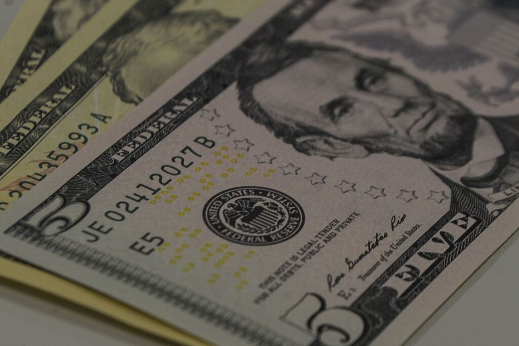 Dólar encerra em alta de 1,21%, a R$ 5,388