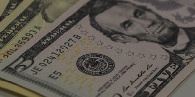 Dólar encerra o pregão em alta de 1,21%, a R$ 5,388 na venda