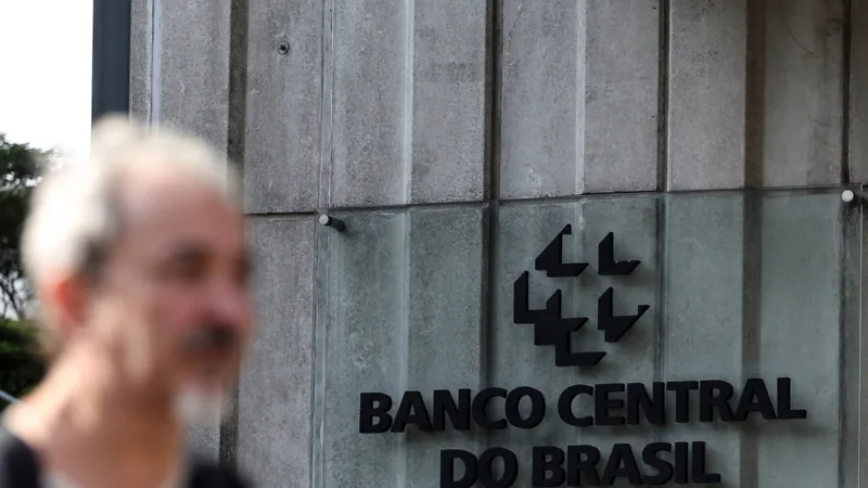 Intervenções no dólar vão durar o necessário, diz Banco Central