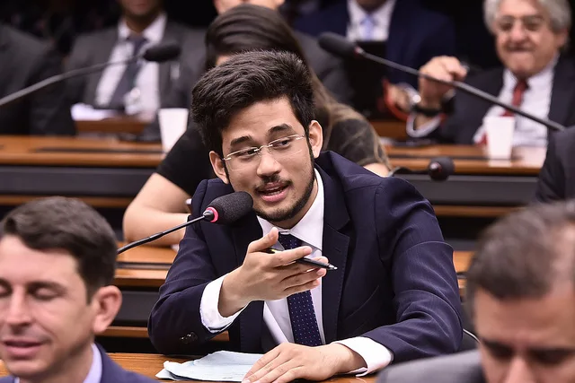 Coronavírus: Projeto de lei quer reduzir salários de deputados em 50%