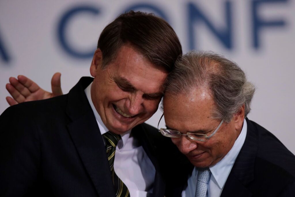 O presidente Jair Bolsonaro disse que "segue a linha do Paulo Guedes" e o ministro tem a palavra final sobre a política econômica. 