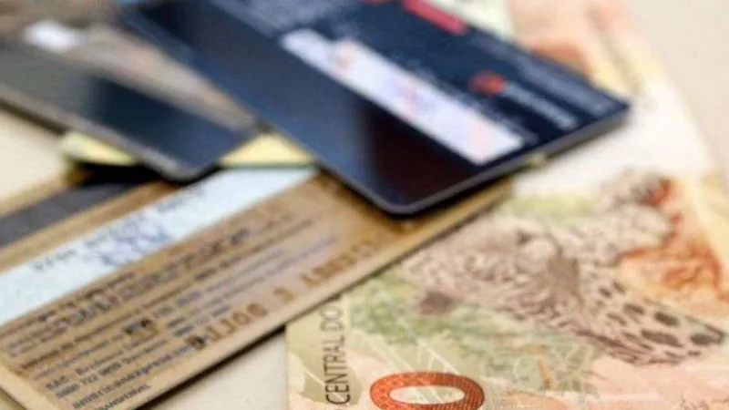Proporção endividados cai em janeiro para 76,1%, aponta CNC