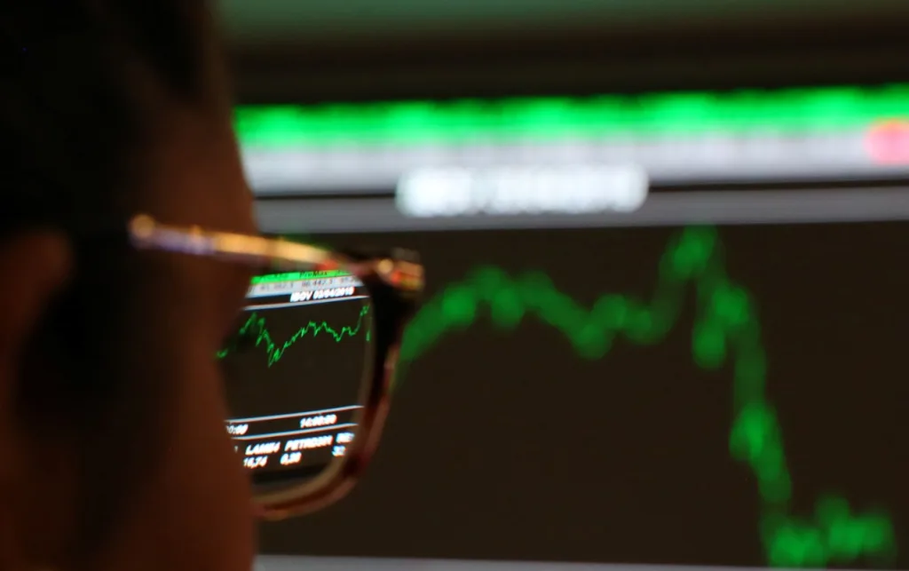 O Ibovespa futuro abriu em leve alta nesta manhã, atento ao cenário externo e dados econômicos.