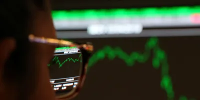 Ibovespa contraria Wall Street e abre em leve alta, abaixo dos 107 mil pontos