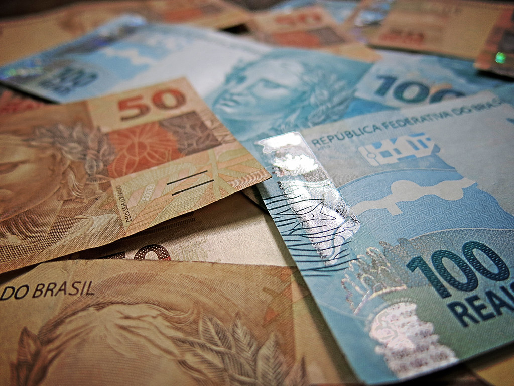 Imprimir dinheiro é saída para a crise? Assunto divide ex-presidentes do BC