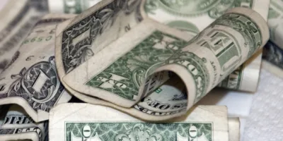 Dólar abre em queda com reunião do Fed e coronavírus no radar