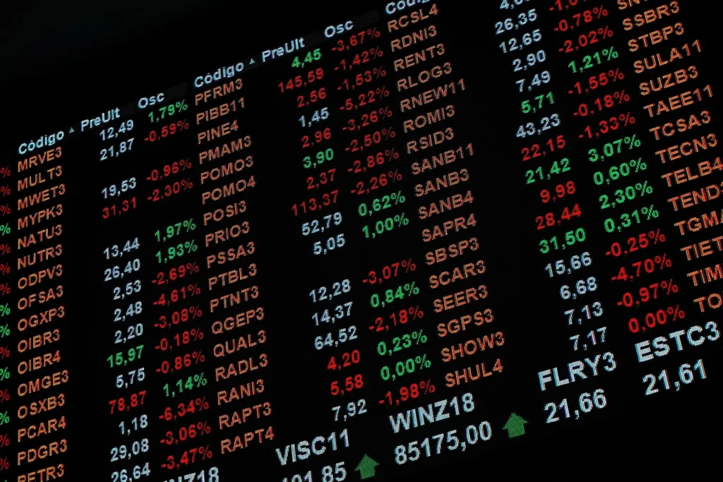 No pregão da última segunda-feira, o Ibovespa fechou em queda de 1,73%, a 99.595,406 pontos.