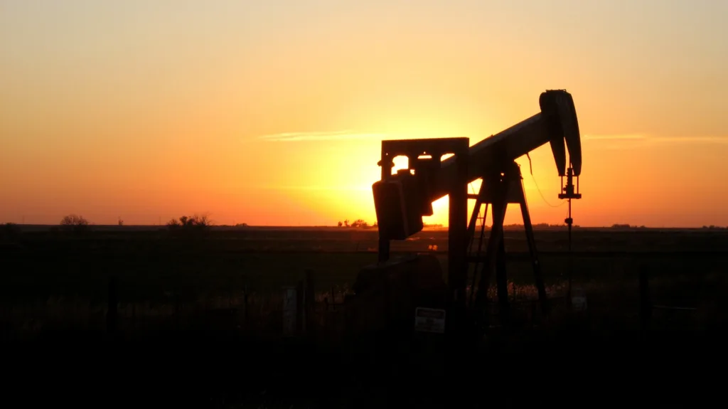 Petróleo fecha em leve alta, em meio a semanas de queda