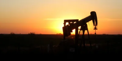 Petróleo sobe 3%, apoiado fortemente na queda de estoque dos EUA