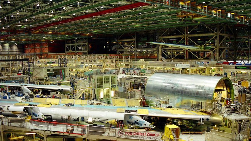 Boeing diz ao fornecedor para reduzir suas entregas