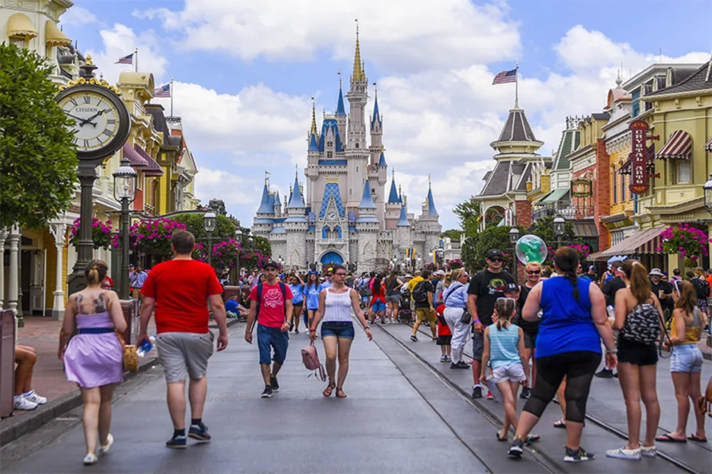 Disney deve ter forte queda na receita, sem filmes e com parques fechados