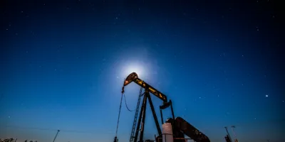 Petróleo sobe 5%, com possível aumento de produção da commodity