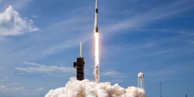 SpaceX: foguete Dragon Crew chega à Estação Espacial Internacional