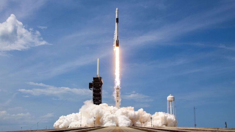 Elon Musk: SpaceX lança 58 satélites de internet banda larga em órbita