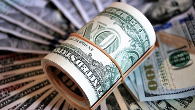 Dólar tomba 3% e opera abaixo de R$ 5 pela primeira vez desde março
