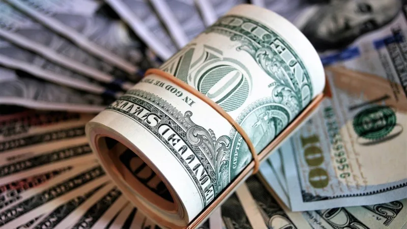 Dólar abre em queda de 0,4%, de olho no cenário exterior