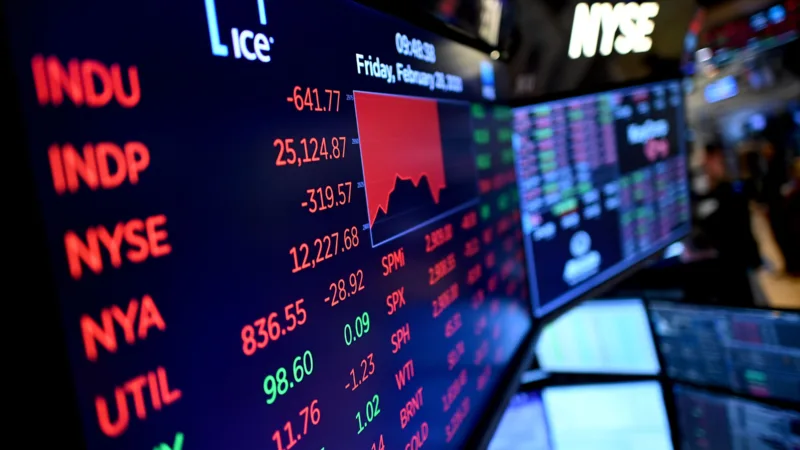 Ibovespa abre em queda; comércio internacional e compras do BC no radar