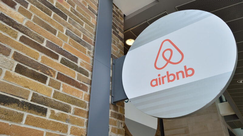 Airbnb mantém planos de IPO em 2020 mesmo com coronavírus