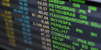 Ibovespa abre em leve queda, acima de 100 mil pontos e de olho no exterior