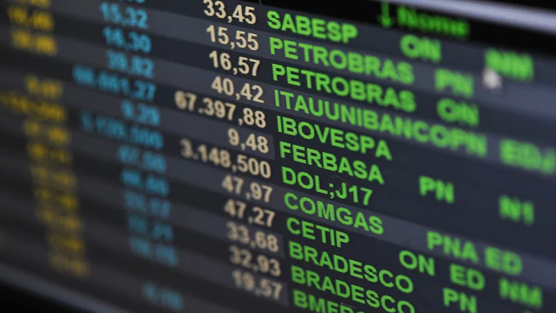 Ibovespa abre em leve queda, acima de 100 mil pontos e de olho no exterior
