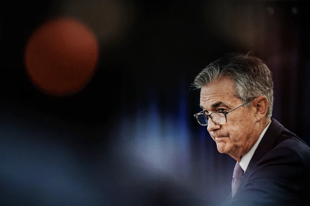 Powell pede cautela e chama atenção para problemas no curto prazo que permanecem