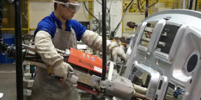 Produção industrial despenca 18,8% em abril, aponta IBGE