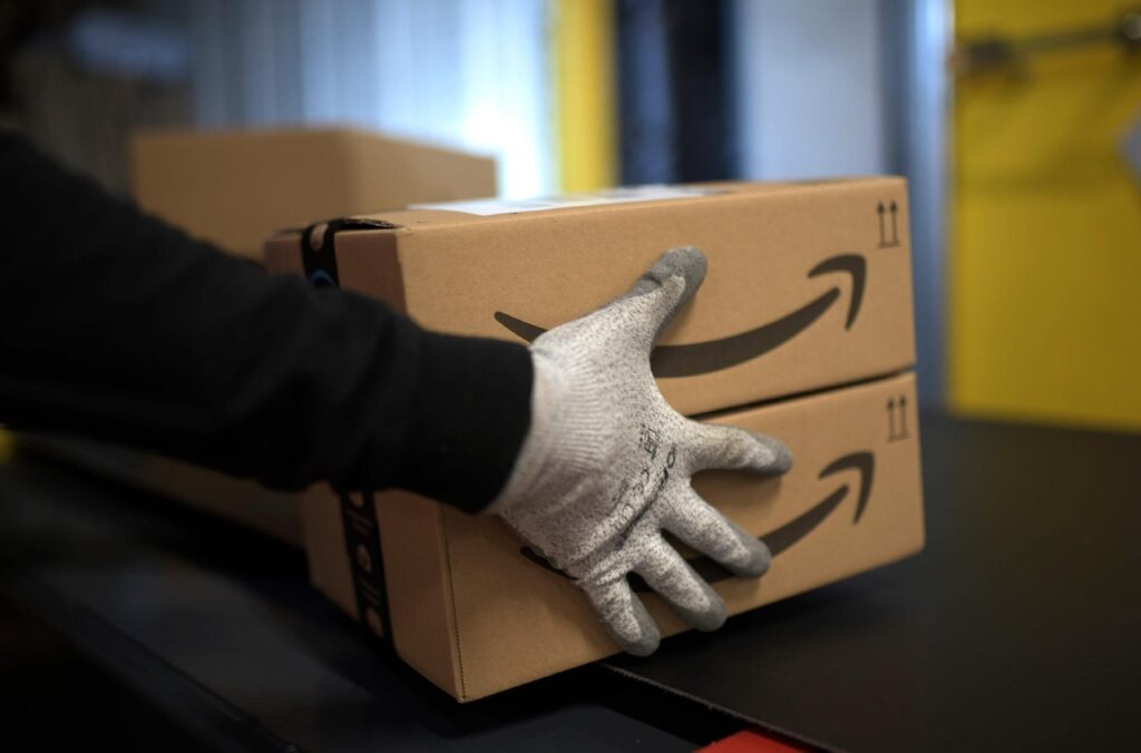 Amazon se prepara para realizar mais de 100 mil contratações nos Estados Unidos e Canadá, em meio ao aumento da demanda.