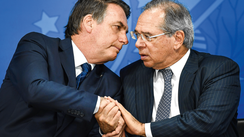 Dólar abre em queda atento a relação política entre Bolsonaro e Guedes
