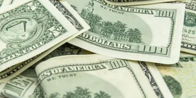 Dólar fecha em alta de 1,049% cotado a R$ 4,94 antes de feriado