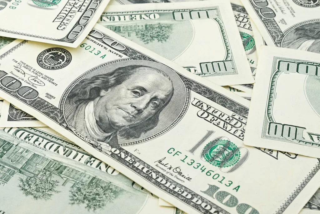 Por volta das  9h20, o dólar operava em queda de 0,46%, sendo negociado a R$ 5,627.
