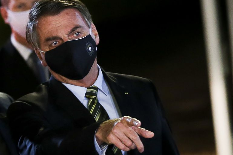 Bolsonaro apresenta sintomas de covid-19 e fará novo exame