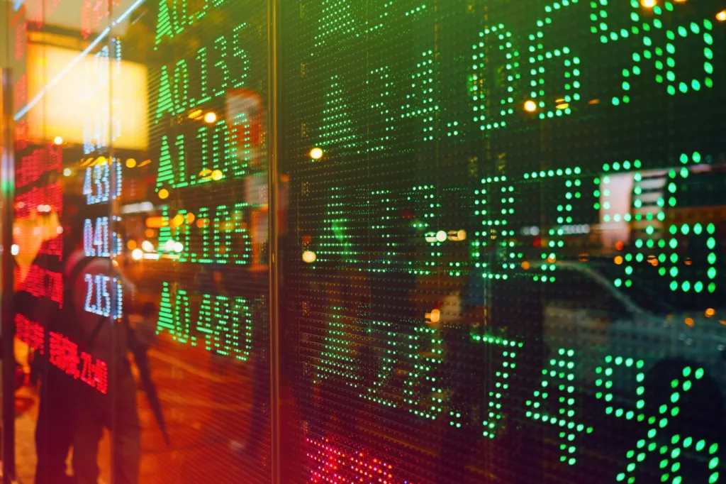 O Ibovespa abriu em alta nesta segunda-feira (16) e atingiu o maior patamar desde 29 de julho.