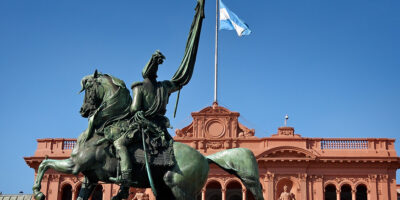 Argentina congela tarifas de serviços de telefonia e TV a cabo