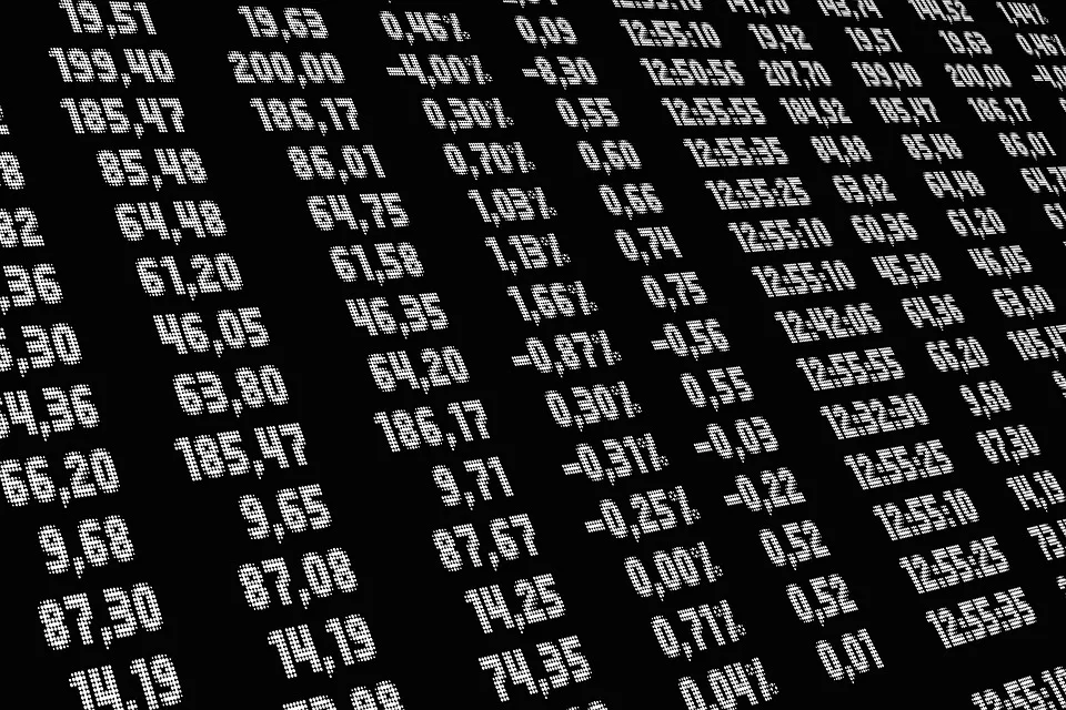 O S&P 500 opera em leve alta nesta manhã, procurando se recuperar da queda do último pregão.
