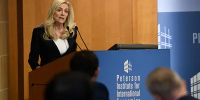 Fed: diretora defende manutenção do apoio monetário e fiscal