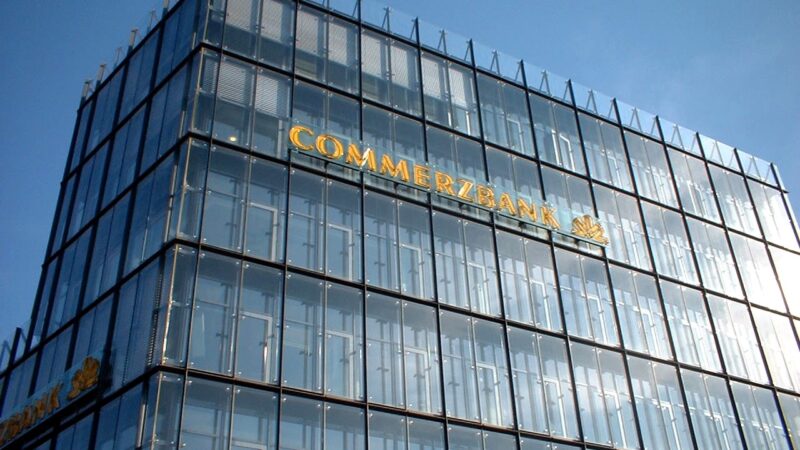 CEO e presidente da Commerzbank cedem à pressão e renunciam