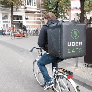 Justiça determina que Uber Eats estenda auxílio financeiro a entregadores