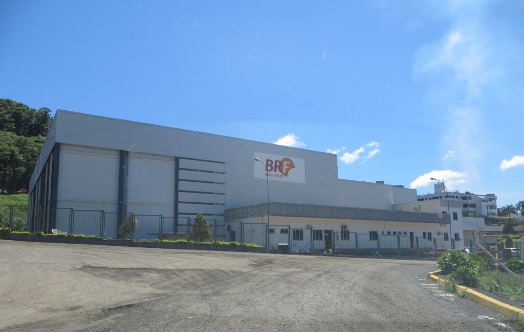 Os números apontam para 1.138 casos na unidade da BRF (BRFS3) em Toledo, enquanto a planta de Carambeí registrou apenas cinco