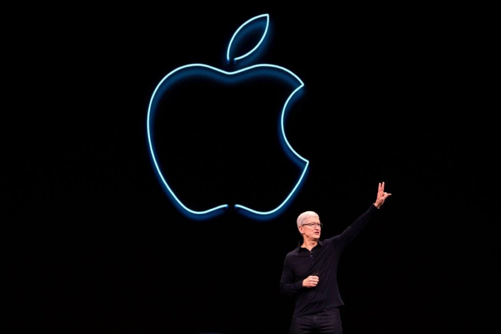 Apple se torna a primeira empresa dos EUA a atingir a marca de US$ 2 trilhões em valor de mercado.