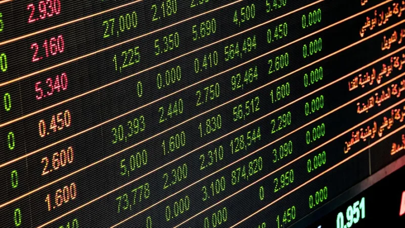 Ibovespa fecha em alta de 0,89% com bateria de resultados