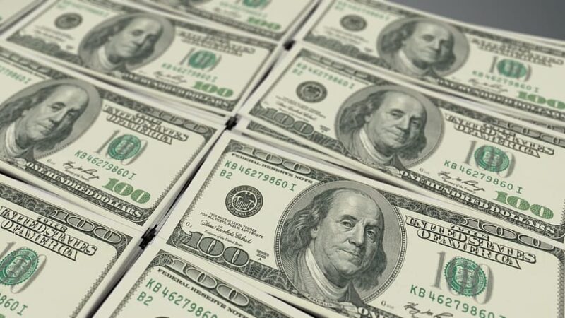 Dólar cai 0,59% para R$ 5,57 mesmo com noticiário internacional negativo