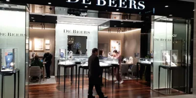 De Beers, líder no negócio de diamantes, corta preço com colapso do setor