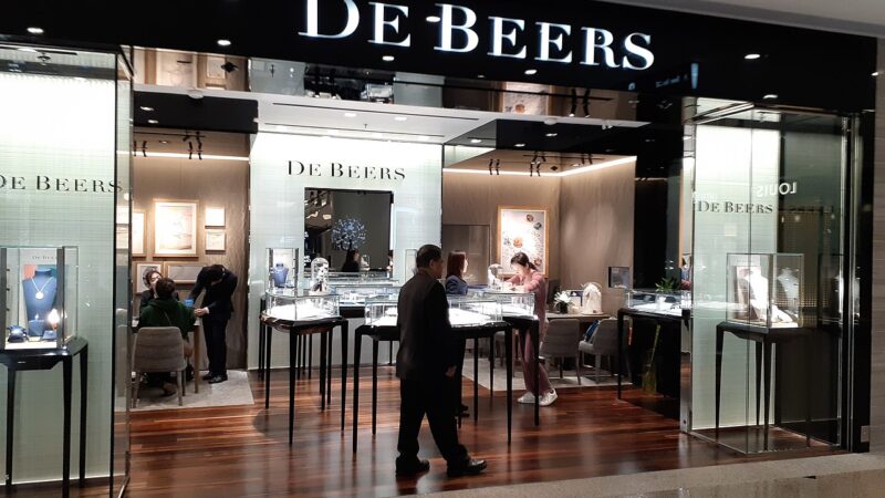 De Beers, líder no negócio de diamantes, corta preço com colapso do setor