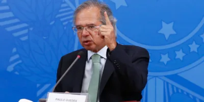 Paulo Guedes estende suspensão de contratos e redução de jornada