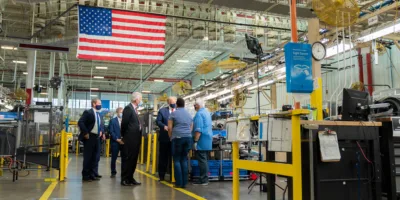 Produção industrial aumenta nos EUA, apesar de recuar em outros países