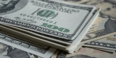 Dólar abre a semana em queda, com recuperação de Trump