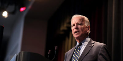 Biden faz arrecadação recorde para campanha; debate acontece hoje