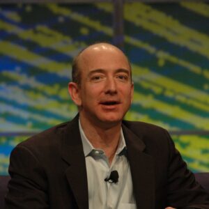 A Forbes avaliou a fortuna de Jeff Bezos, em pouco mais de US$ 200 bilhões. Ele foi a primeira pessoa a alcançar esse valor em fortuna.